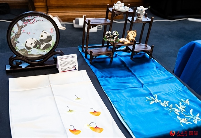 活動現(xiàn)場的現(xiàn)場文創(chuàng)展、互動體驗區(qū)、非遺區(qū)展示。人民網(wǎng) 郭錦標攝