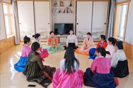 2023年6月，楊麗娜（后中）對擔任民宿管家的光東村村民們進行標準化培訓。（新華社記者金津秀攝）