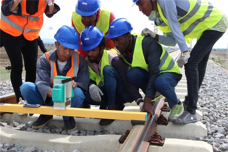 中方員工在鐵路現(xiàn)場(chǎng)培訓(xùn)埃方員工。 中國(guó)土木工程集團(tuán)有限公司供圖