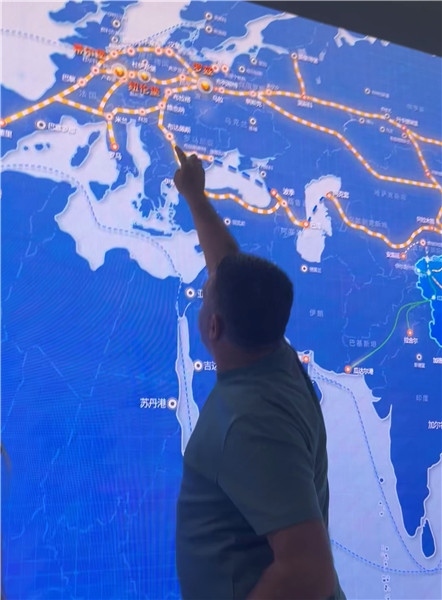 （塞爾維亞佩卡特周刊記者布蘭科·祖約維奇在中歐班列路線(xiàn)圖上指出自己國(guó)家的站點(diǎn) 趙橙涔攝）