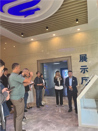 （在文瀾智谷中試產(chǎn)業(yè)基地，中外記者深入了解科技轉(zhuǎn)化情況 趙橙涔攝）