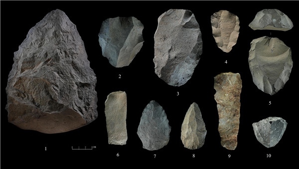 石制品 1.手斧 2、4、5.勒瓦婁哇石核（循環(huán)剝片法、優(yōu)先剝片法）3.勒瓦婁哇石葉石核 6.勒瓦婁哇石葉 7、8.勒瓦婁哇尖狀器 9.石葉 10.錐形石葉石核。中肯聯(lián)合考古隊(duì)供圖