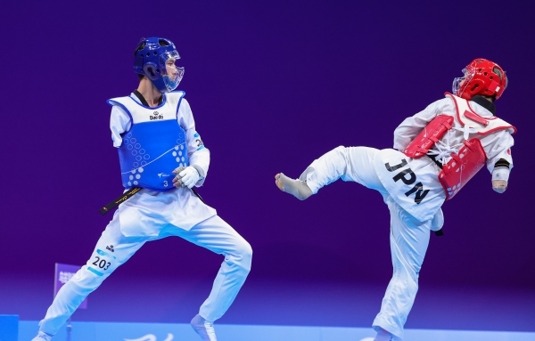 10月23日，杭州第4屆亞殘運(yùn)會跆拳道男子K44級58公斤級銅牌賽舉行。圖為烏茲別克斯坦隊(duì)選手桑賈貝克·穆赫托羅夫(左)和日本隊(duì)選手阿渡健太在比賽中。圖片來源：杭州亞殘組委會