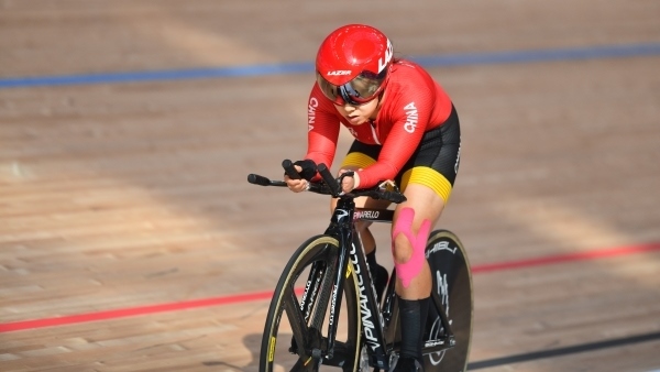 10月23日，杭州第4屆亞殘運(yùn)會場地自行車女子個(gè)人C4-5級3000米追逐賽金牌賽舉行。圖為中國隊(duì)選手季子賢在比賽中。圖片來源：杭州亞殘組委會