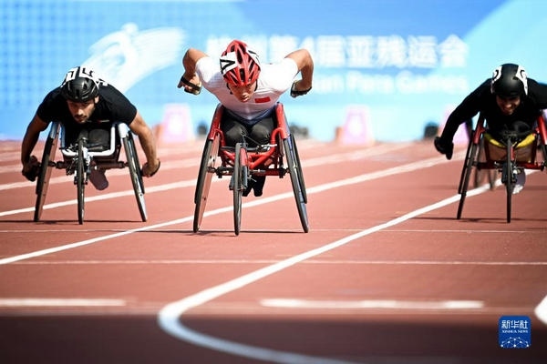 10月23日，中國選手龔文浩（左二）在杭州第4屆亞殘運(yùn)會男子100米-T34決賽的比賽中。他以15秒55的成績獲得該項(xiàng)目銀牌。新華社記者 江漢攝