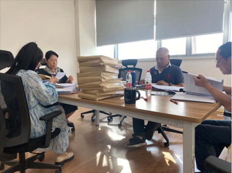 北京交通大學(xué)退休教師田立年與當(dāng)?shù)貛熒谝黄?。校方供圖