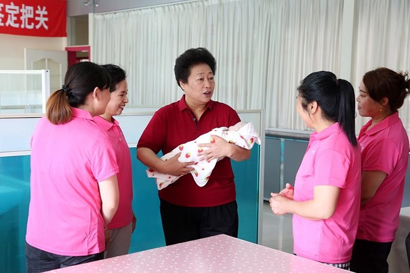 △2021年6月2日，卓長立（中）指導正在接受培訓的家政服務員。