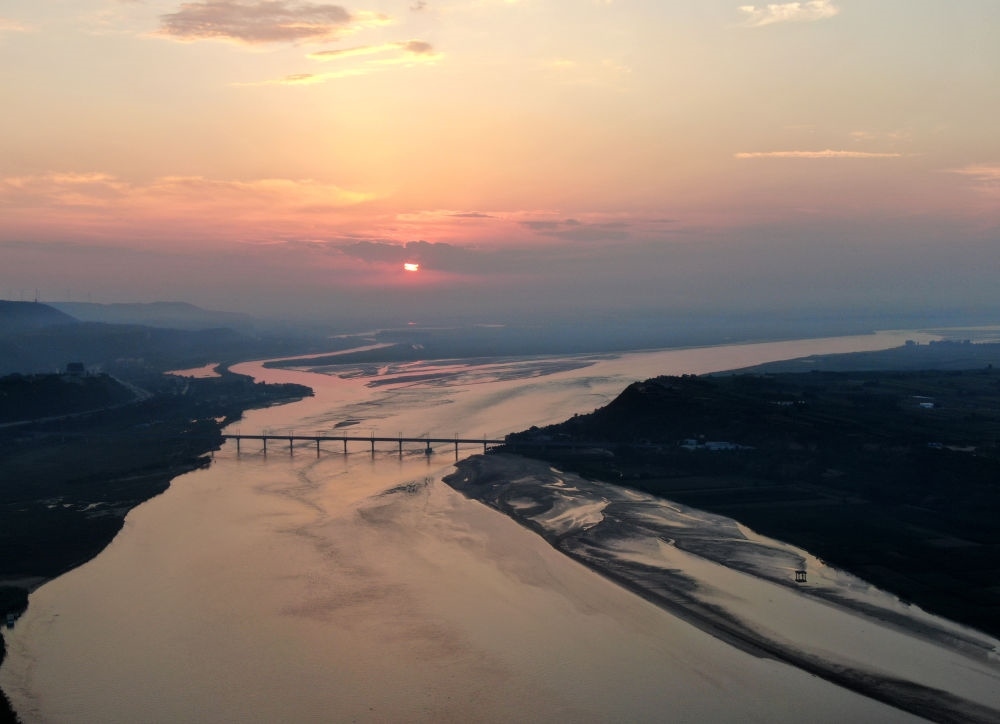  豫陜交界附近拍攝的黃河景色（2020年9月7日攝，無(wú)人機(jī)照片）。新華社記者 郝源 攝
