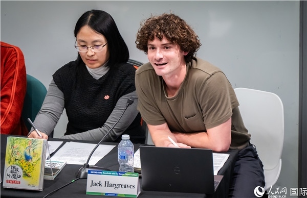 4、英國漢學(xué)家沈如風(fēng)對中國文學(xué)譯作的未來充滿期待。郭錦標(biāo)攝