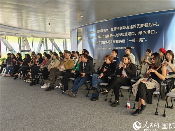 外媒記者探訪天津港北疆港區(qū)C段智能化集裝箱碼頭。人民網(wǎng)記者 符園園攝