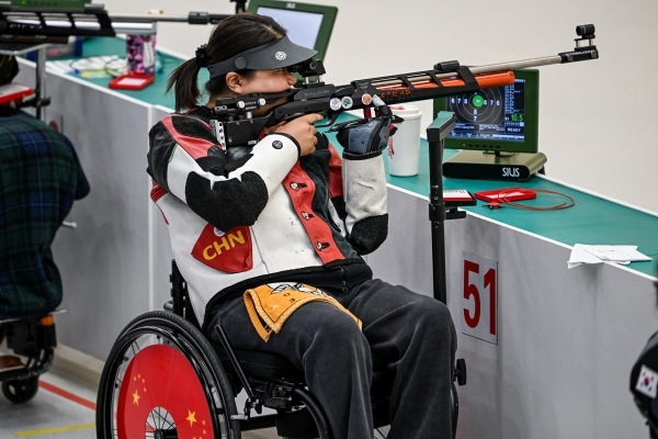 10月23日，杭州第4屆亞殘運會射擊(R2)SH1級女子10米氣步槍立射資格賽舉行。圖為中國隊選手張翠平在比賽中。圖片來源：杭州亞殘組委