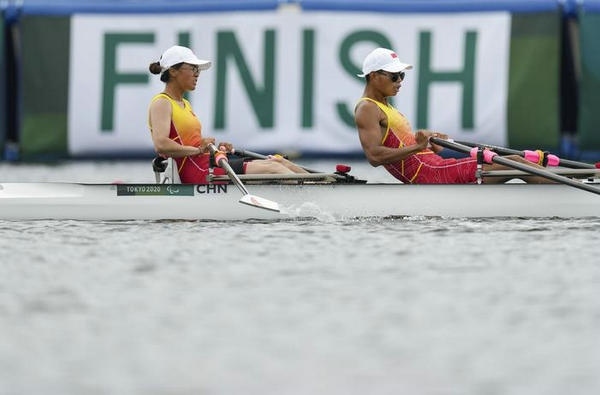 2021年8月29日，在東京殘奧會賽艇項目PR2級混合雙人雙槳決賽中，中國組合劉爽/蔣繼劍獲得銅牌。圖為劉爽（左）/蔣繼劍在比賽中。新華社記者 胡虎虎攝（資料圖）