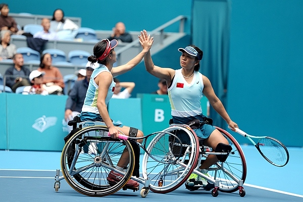 10月25日，杭州亞殘運(yùn)會(huì)輪椅網(wǎng)球女雙決賽，中國組合朱珍珍(右)/郭珞瑤慶祝得分。人民網(wǎng)記者 胡雪蓉?cái)z