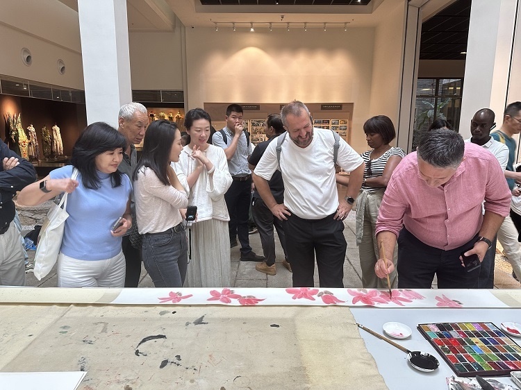 首屆國際傳播“絲路獎”獲獎代表等在廣州市荔灣區(qū)永慶坊參加文化交流活動。楊爍壁、王燕攝影報道