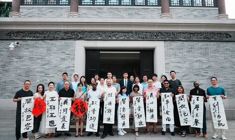 首屆國際傳播“絲路獎”獲獎代表等在廣州市荔灣區(qū)永慶坊參加文化交流活動。楊爍壁、王燕攝影報道