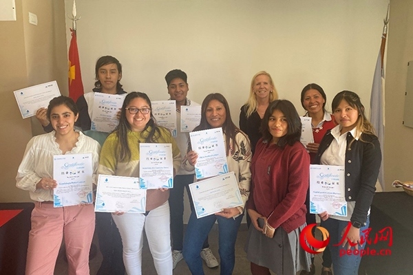 社區(qū)工作專家莫伊拉（后排右二）向“中文工坊”第二期培訓班部分結業(yè)學員頒發(fā)由薩爾塔省教育部簽發(fā)的結業(yè)證書。人民網(wǎng)記者 吳思萱攝