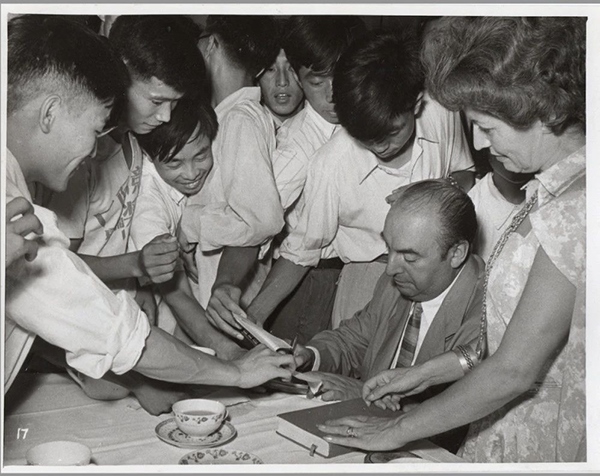 諾貝爾文學獎得主巴勃羅·聶魯達與中國青年在一起（資料圖片）。中國美術館供圖