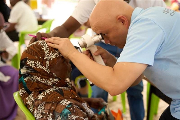 醫(yī)療隊為當?shù)鼗颊吡x診。中國援桑醫(yī)療隊供圖