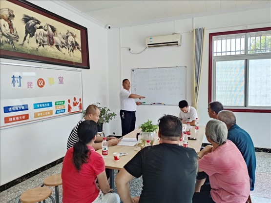 泉塘村17組議事會(huì)正在討論土地整理事項(xiàng)。湖南省司法廳供圖