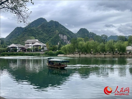 秋日的邊城鎮(zhèn)，青山滴翠、碧水含情。人民網(wǎng) 周靜圓攝
