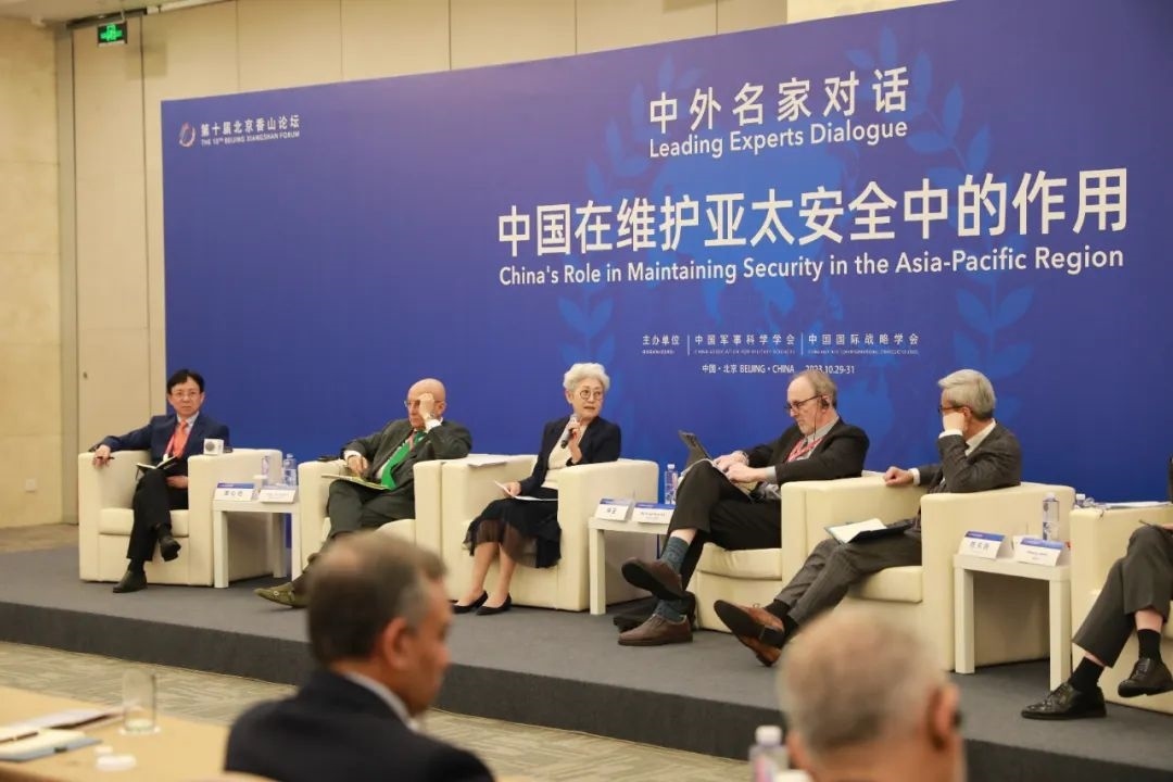 傅瑩（左三）反駁邁克爾·史文（左四）。斯基攝