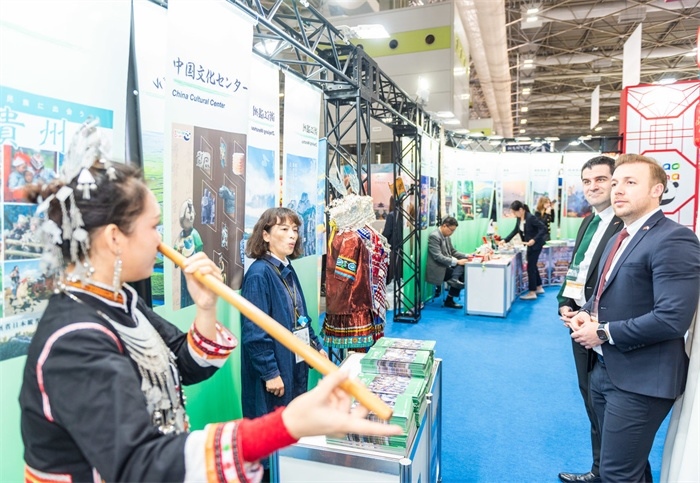 日本國(guó)際旅游博覽會(huì)中國(guó)展館的黎族非遺項(xiàng)目“鼻簫”表演。圖片由中國(guó)駐東京旅游辦事處提供