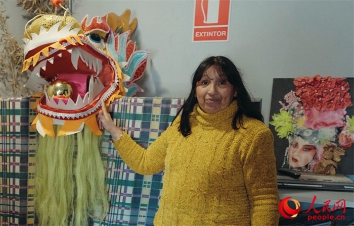 “熊貓閱覽室”一角。盧漢·梅洛為記者展示大使館贈(zèng)送的龍頭。人民網(wǎng)記者 張若涵攝