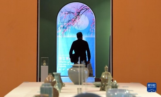 10月30日，人們?cè)谝晾实潞谔m伊朗國(guó)家藝術(shù)科學(xué)院觀看展出的展品。新華社記者 沙達(dá)提 攝