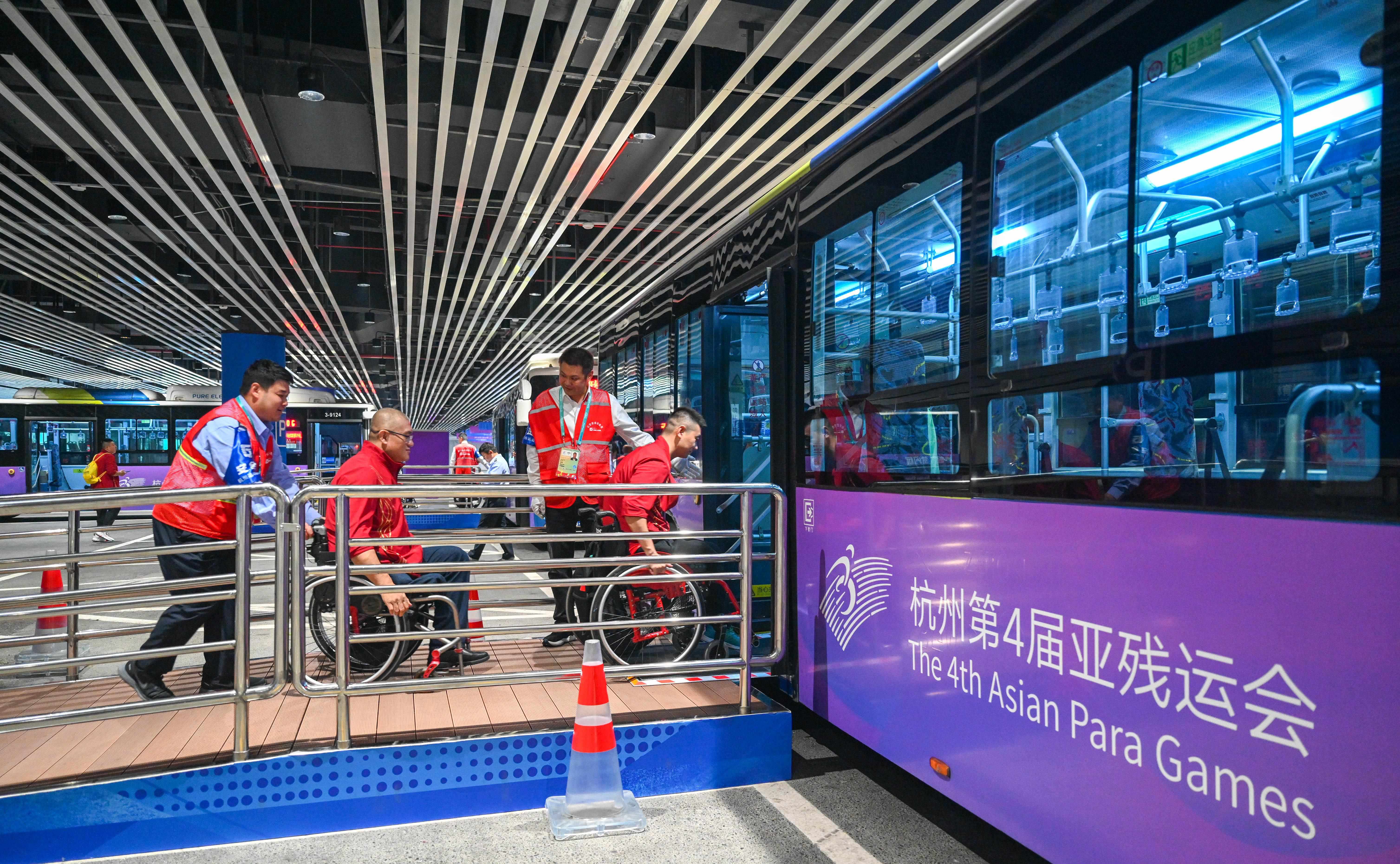 △2023年10月25日，結(jié)束輪椅籃球比賽后的中國(guó)隊(duì)和阿富汗隊(duì)球員通過無障礙坡道，順利上車返回運(yùn)動(dòng)員村。