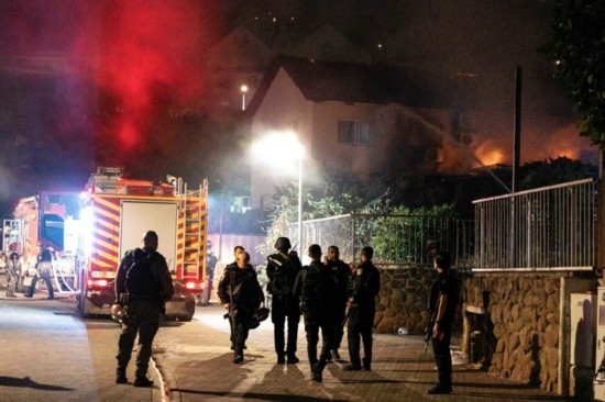  10月29日，在以色列北部城市謝莫納，以軍士兵和急救人員在一處被火箭彈擊中的現(xiàn)場執(zhí)勤。新華社發(fā)（阿亞爾·馬爾戈林?jǐn)z/基尼圖片社）