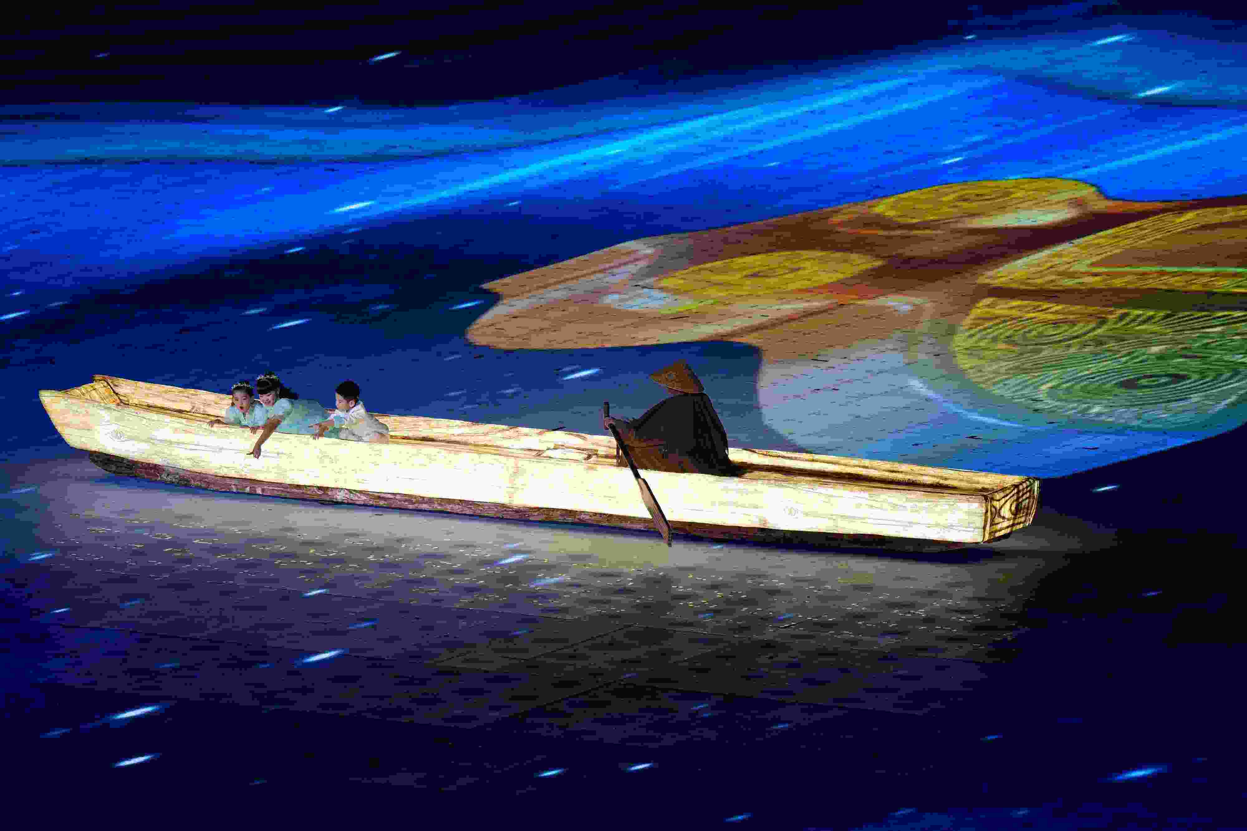 △2023年10月28日，杭州亞殘運(yùn)會(huì)閉幕式上的“中華第一舟”。