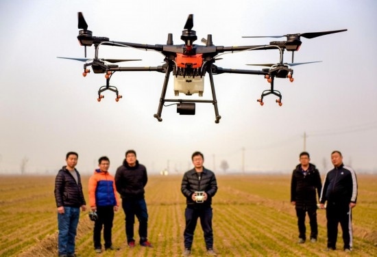 2019年2月25日，無人機(jī)教員（右三）在河北省衡水市冀州區(qū)徐莊鄉(xiāng)北榆林村為村民做植保無人機(jī)飛行操作技能培訓(xùn)。新華社記者 李曉果 攝