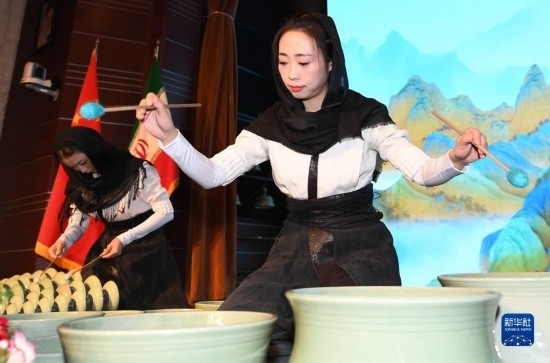10月30日，演員在伊朗德黑蘭伊朗國(guó)家藝術(shù)科學(xué)院舉行的“青風(fēng)海上來(lái)”浙江青瓷巡禮開(kāi)幕式暨“萬(wàn)象中國(guó)·天下寧波”寧波文旅推介會(huì)開(kāi)幕式上表演。新華社記者 沙達(dá)提 攝