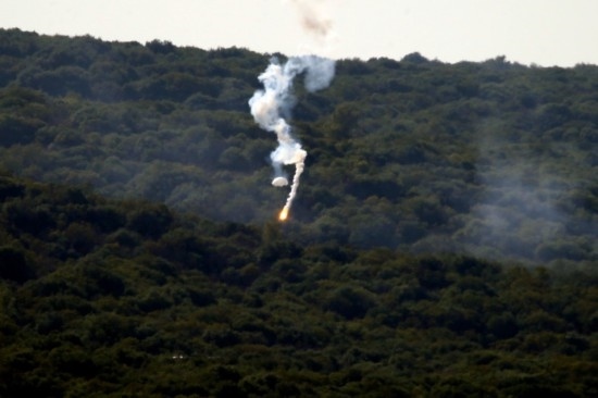 10月28日，閃光彈落在黎巴嫩納古拉樹林中燃起濃煙。新華社發(fā)（阿里·哈希紹攝）