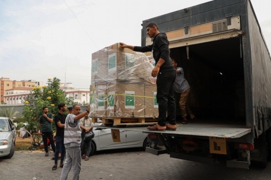  10月29日，工作人員在加沙地帶南部城市汗尤尼斯的一家醫(yī)院搬運(yùn)醫(yī)療援助物資。新華社發(fā)（里澤克·阿卜杜勒賈瓦德攝）