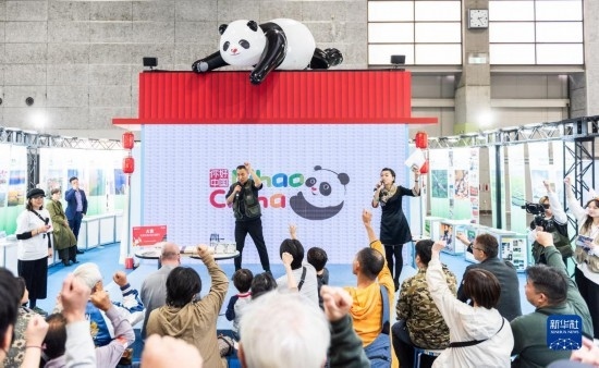  10月29日，游客在日本大阪國(guó)際會(huì)展中心中國(guó)館參與中國(guó)旅游知識(shí)問(wèn)答活動(dòng)。新華社發(fā)（中國(guó)駐大阪旅游辦事處供圖）