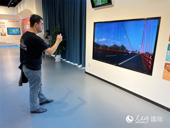 歐亞國家記者在橋梁博物館參觀。（人民網 花放攝）