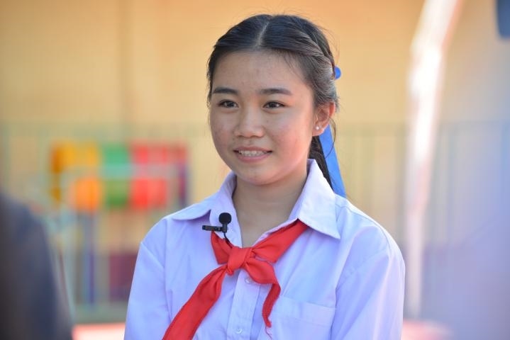 蓬批灣結(jié)束中國之行返回老撾后接受記者采訪。