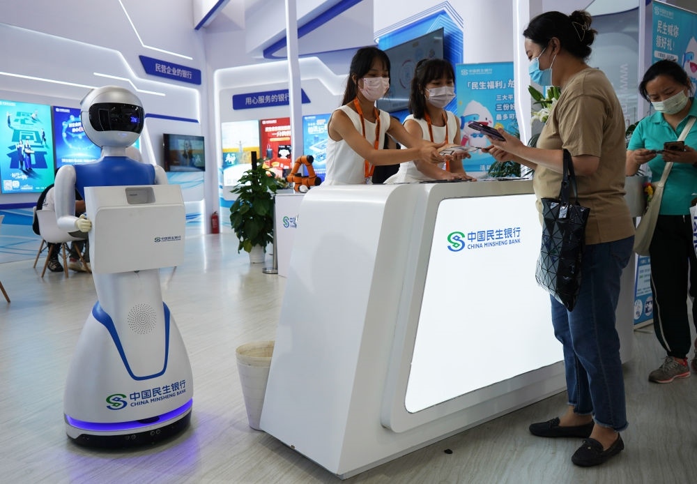 2022年9月4日，在服貿(mào)會首鋼園區(qū)金融服務(wù)專題展上，參觀者在中國民生銀行展臺咨詢金融業(yè)務(wù)。新華社記者 金皓原 攝