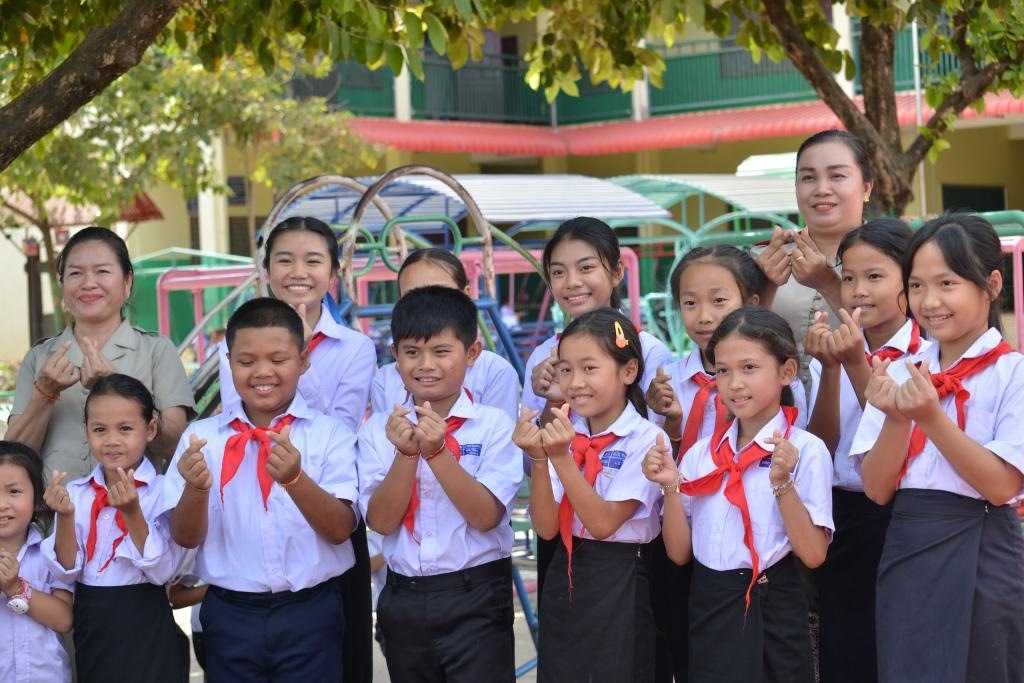 在采訪中，中老友好農(nóng)冰村小學(xué)師生為老中友誼“比心”。