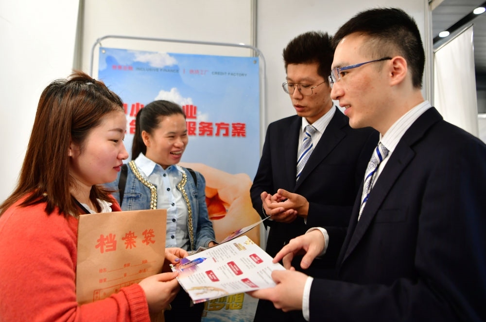 2019年5月9日，兩名鞋業(yè)公司的工作人員（左一和左二）向銀行工作人員咨詢中小微企業(yè)金融服務(wù)方案細(xì)則。當(dāng)日，福建自貿(mào)區(qū)福州片區(qū)稅企銀三方對接會在馬尾基金小鎮(zhèn)舉辦，來自傳統(tǒng)制造業(yè)、物聯(lián)網(wǎng)和電子商務(wù)等行業(yè)的企業(yè)代表參加對接會。新華社記者 魏培全 攝