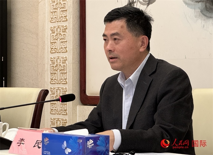 10月31日，歐美同學(xué)會秘書長李民在第五屆中法文化論壇媒體吹風(fēng)會上講話。（人民網(wǎng) 謝瑩攝）