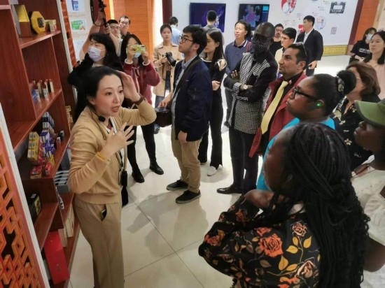 2023“一帶一路”媒體合作論壇聯(lián)合采訪(fǎng)團(tuán)參觀仁和863科技園產(chǎn)品展示區(qū)。（本報(bào)記者 黃超攝）