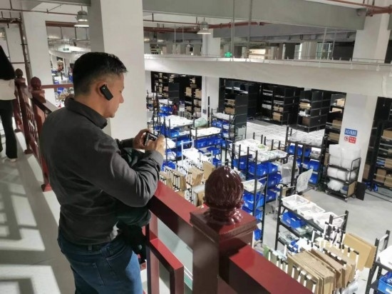 2023“一帶一路”媒體合作論壇聯(lián)合采訪(fǎng)團(tuán)團(tuán)員在仁和醫(yī)藥物流園拍攝記錄轉(zhuǎn)運(yùn)流程。（本報(bào)記者 黃超攝）