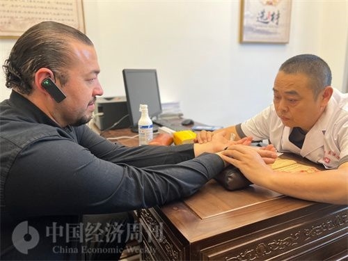  （外媒記者走進(jìn)中醫(yī)堂，問(wèn)診中醫(yī)名師。中國(guó)經(jīng)濟(jì)周刊記者 郭志強(qiáng)攝）