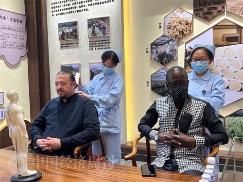  （外媒記者爭(zhēng)先恐后體驗(yàn)艾灸，直呼神奇。中國(guó)經(jīng)濟(jì)周刊記者 郭志強(qiáng) 攝）