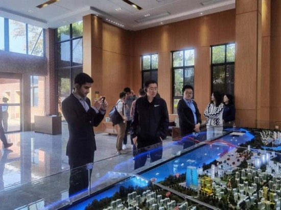 10月24日，2023“一帶一路”媒體合作論壇聯(lián)合采訪團(tuán)團(tuán)員在清水塘投資集團(tuán)招商服務(wù)中心參觀。本報(bào)記者 常雯宜攝