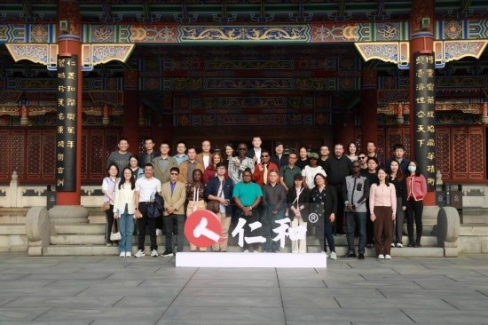 2023“一帶一路”媒體合作論壇聯(lián)合采訪(fǎng)團(tuán)參觀仁和集團(tuán)。（受訪(fǎng)者供圖）