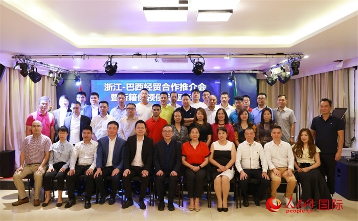 與會(huì)嘉賓合影。人民網(wǎng)記者 陳海琪攝