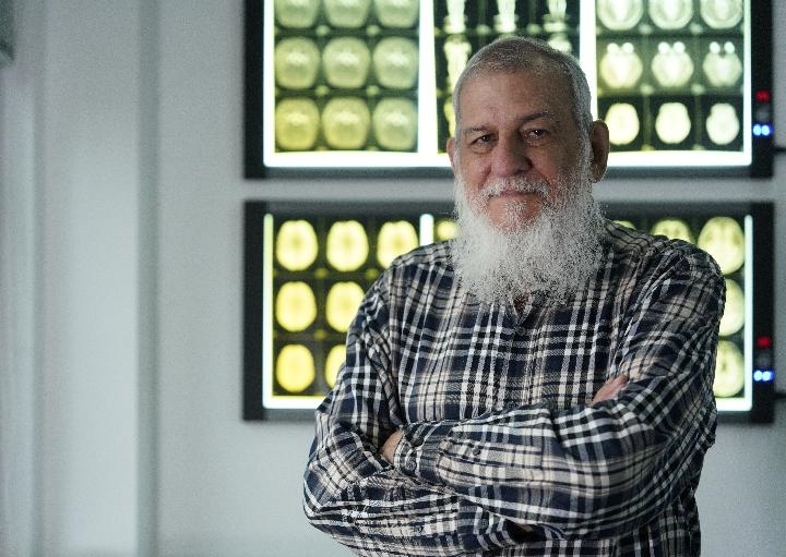 10月31日，古巴科學(xué)家裴德樂在電子科技大學(xué)校園內(nèi)。